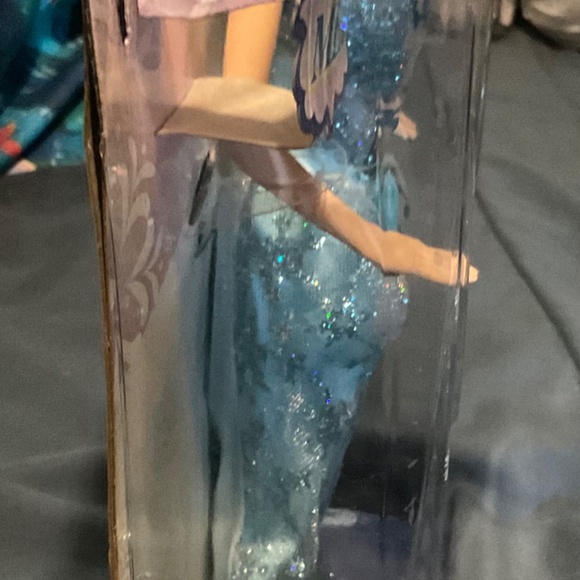 DISNEYs FROZEN QUEEN ELSA SINGING DOLL DAMAGED CARDBOARD .sale - Picture 3 of 10